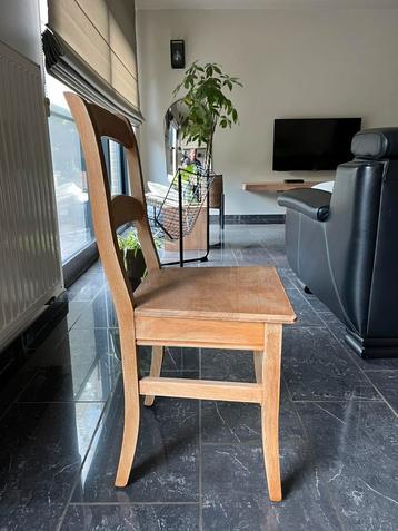4 degelijke houten stoelen beschikbaar voor biedingen