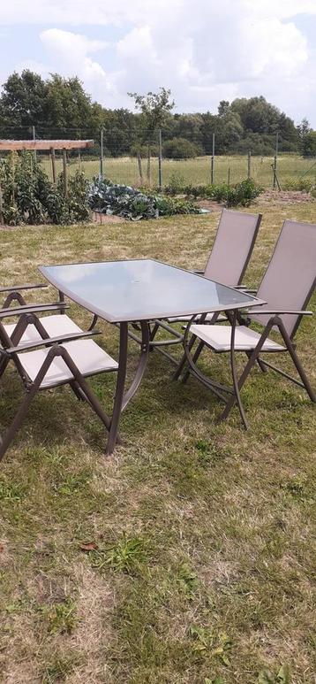 Glazen tuintafel met 4 verstelbare tuinstoelen.  beschikbaar voor biedingen