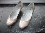 Damesschoen 42, Schoenen met lage hakken, Beige, Ophalen of Verzenden, Gedragen