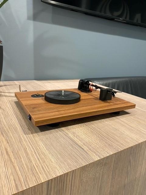 Pro-Ject | E1 Phono | Voorversterkte Platenspeler | Walnoot, TV, Hi-fi & Vidéo, Tourne-disques, Comme neuf, Tourne-disque, Autres marques