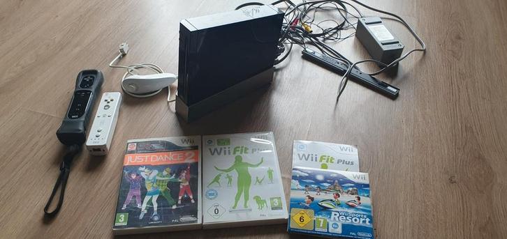 Nintendo Wii + balance board, Games en Spelcomputers, Spelcomputers | Nintendo Wii, Zo goed als nieuw, Met 2 controllers, Met games