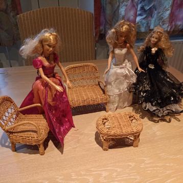 3 Poppen met rotan meubels beschikbaar voor biedingen