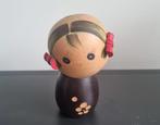 "Koume- Chan" Kokeshi van Sugai Sato, Antiek en Kunst, Kunst | Beelden en Houtsnijwerken, Verzenden