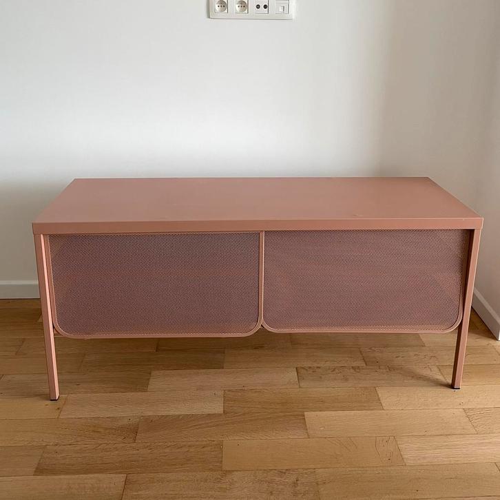Meuble TV design en métal rose, Huis en Inrichting, Kasten |Televisiemeubels, Zo goed als nieuw, Metaal, Ophalen