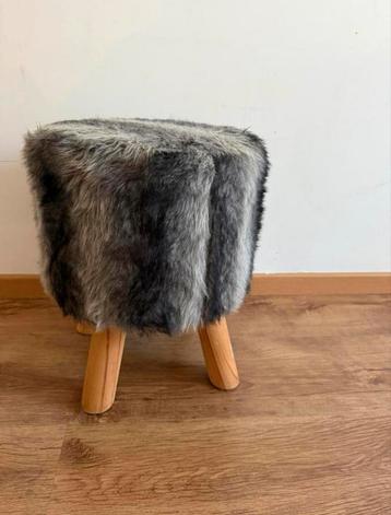 Boho fluffy krukje met houten poten - cosy & stijlvol! beschikbaar voor biedingen