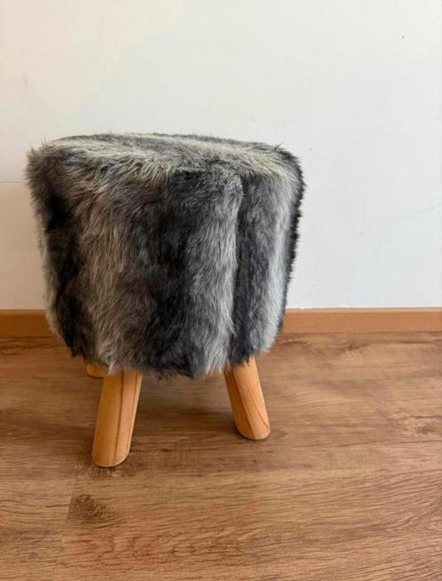 Boho fluffy krukje met houten poten - cosy & stijlvol!, Huis en Inrichting, Krukjes, Zo goed als nieuw, Hout, Ophalen
