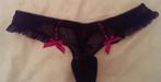 Zwarte kanten string met rode strikjes maat S, Kleding | Dames, Ondergoed en Lingerie, Ophalen of Verzenden, String