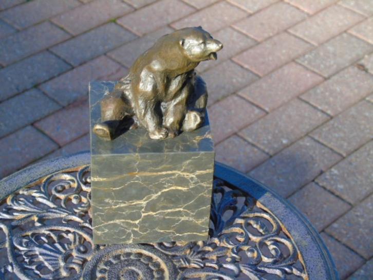 gesigneerd bronzen beeld van een zittende ijsbeer., Antiek en Kunst, Antiek | Brons en Koper, Brons, Ophalen