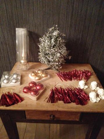 lot verschillende kerstartikelen beschikbaar voor biedingen