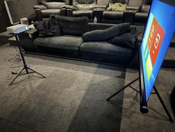 Portable cinema : 1080p projector + 165cm Projectiescherm +  beschikbaar voor biedingen