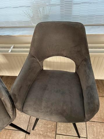 4 grijze fluwelen draaistoelen beschikbaar voor biedingen