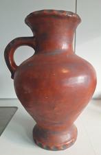 Terracotta vaas, gekenmerkt door zijn roodbruine kleur en ru, Ophalen