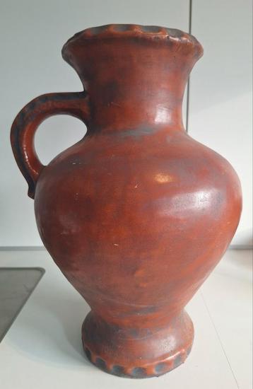 Terracotta vaas, gekenmerkt door zijn roodbruine kleur en ru beschikbaar voor biedingen