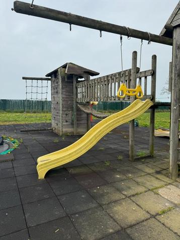 speeltuin toestel 2 torens rubber tegels 
