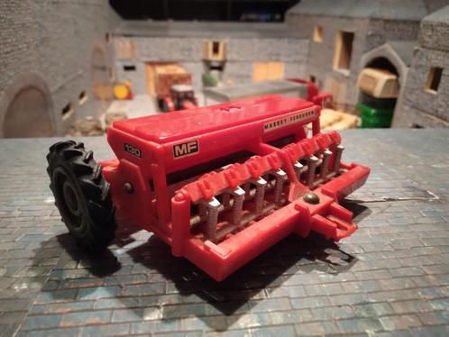 Massey Ferguson MF130 zaaimachine - Britains 1979, Hobby en Vrije tijd, Modelauto's | 1:32, Gebruikt, Tractor of Landbouw, Britains