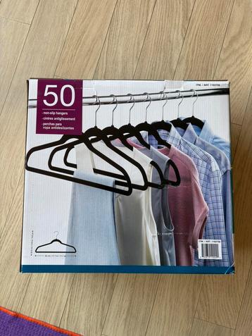 50 x Anti-slip Kledinghangers met Broeklat - zwart beschikbaar voor biedingen