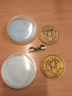 2 medailles, insignes, versieringen, rood kruis + spelden, Postzegels en Munten, Penningen en Medailles, Ophalen of Verzenden