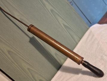 oude lange koperen vetpomp, jaren 1940-50 beschikbaar voor biedingen