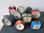 Verzameling oude retro wekkers, Ophalen