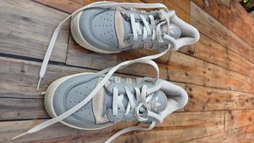 Adidas sneakers beschikbaar voor biedingen