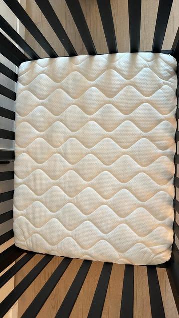 Matras + Matrasbeschermer + 2 hoeslakens voor een babypark beschikbaar voor biedingen