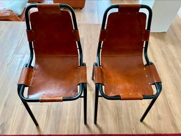 Twee stoelen Charlotte Perriand Les Arcs beschikbaar voor biedingen