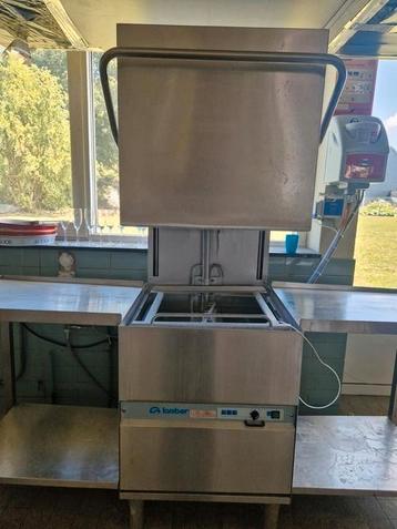 Afwasmachine industrieel. Met zeepdispenser en benodigdheden beschikbaar voor biedingen