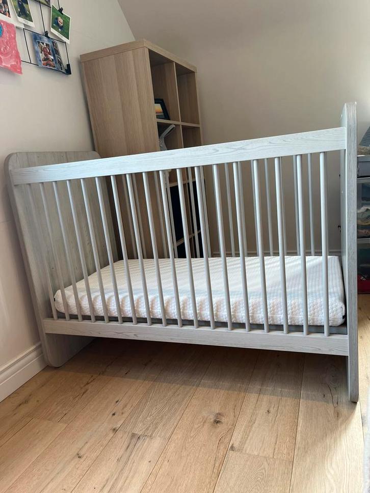 Ledikant grijs hout 120x60cm, Kinderen en Baby's, Kinderkamer | Complete kinderkamers, Gebruikt, Ophalen