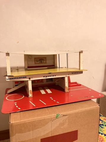 Vintage speelgoed garage, tankstation en parking beschikbaar voor biedingen
