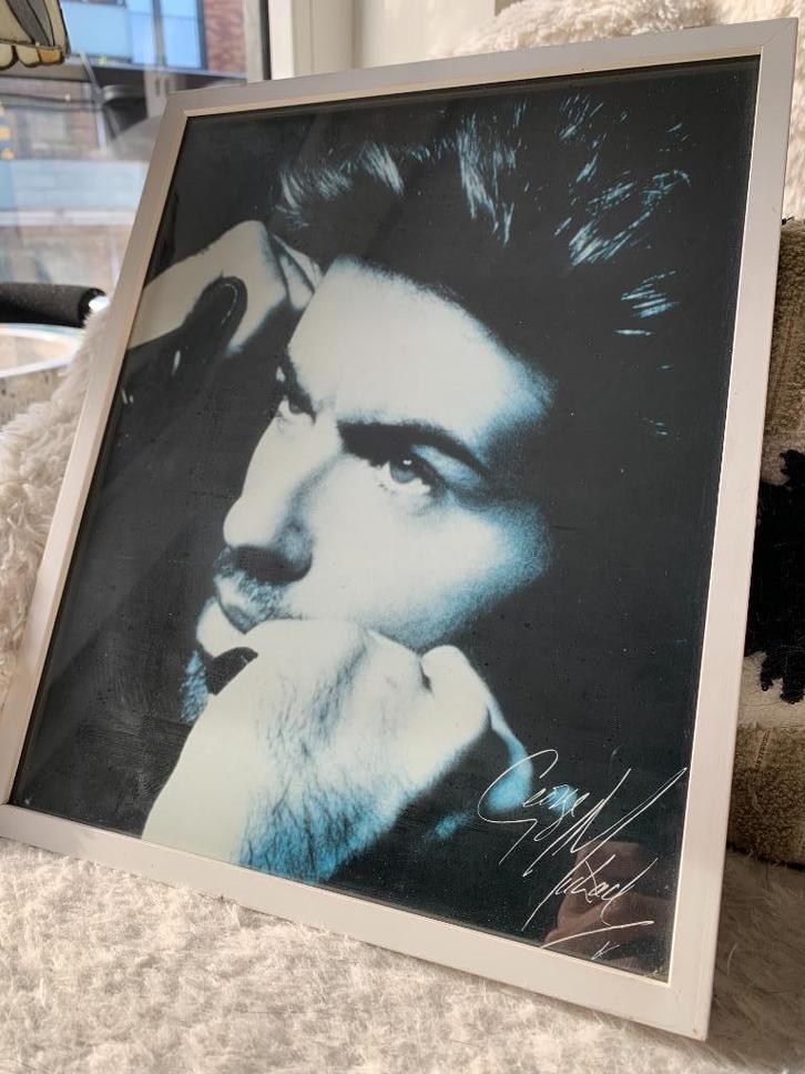 George Michael - Gesigneerd - Vintage Foto/Poster, Verzamelen, Foto's en Prenten, Zo goed als nieuw, Prent, Ophalen of Verzenden