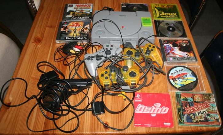 Sony PlayStation1 SCPH-7502 avec 3 manettes et jeux compris, Games en Spelcomputers, Spelcomputers | Sony PlayStation 3, Gebruikt