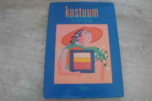 KOSTUUM VERZAMELINGEN IN  BEWEGING, Boeken, Overige Boeken, Gelezen, Ophalen of Verzenden