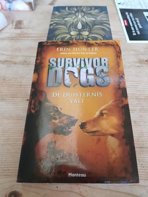 Erin Hunter - De duisternis valt. SURVIVOR DOGS 3, Boeken, Kinderboeken | Jeugd | 10 tot 12 jaar, Zo goed als nieuw, Ophalen of Verzenden