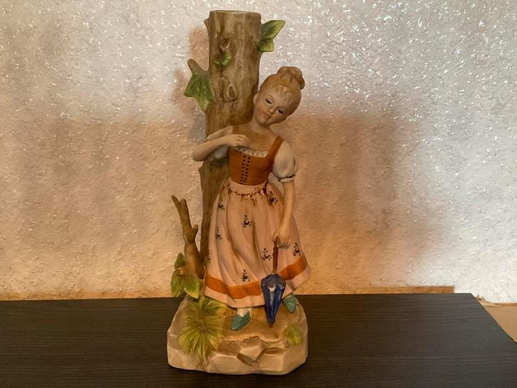 Image d'une fille sur un arbre, Collections, Statues & Figurines, Comme neuf, Envoi