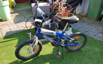 Jongens fiets Blauwe BMX om mee te crossen in de bossen  beschikbaar voor biedingen