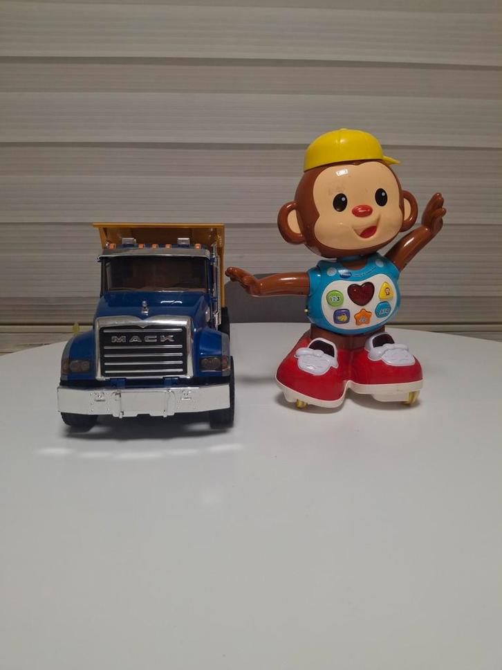 Mack vractwagen (groot) & vtech aapje (groot), Kinderen en Baby's, Speelgoed | Babyspeelgoed, Zo goed als nieuw, Auto, Met geluid