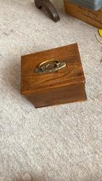Spaarpot in hout, Verzamelen, Spaarpotten, Ophalen, Hout, Object of Gebouw