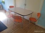 Stevige formica tafel met bijpassende oranje stoelen, Ophalen, Zo goed als nieuw, Vijf personen of meer, Metaal