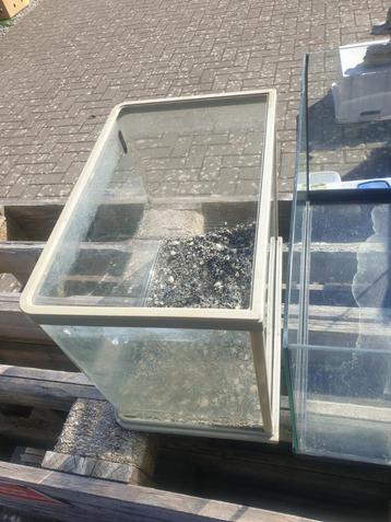 Te koop wegens verhuizing 2 aquariums !! beschikbaar voor biedingen