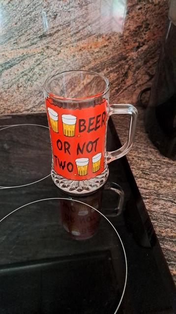 Glazen drinkbeker met oor beschikbaar voor biedingen