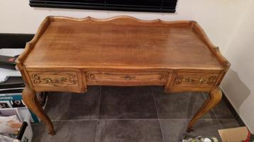 Eiken bureau beschikbaar voor biedingen