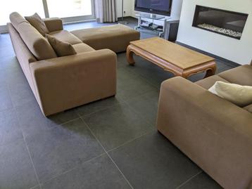 Bruine tweedelige bank met chaise longue. beschikbaar voor biedingen