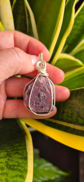 Ruwe robijn hanger zilverdraad edelstenen sieraden juwelen beschikbaar voor biedingen