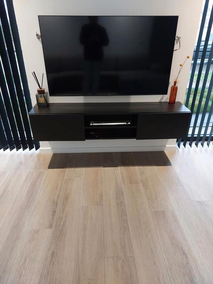 Meuble TV suspendu noir, Maison & Meubles, Armoires | Mobilier de télévision, Enlèvement