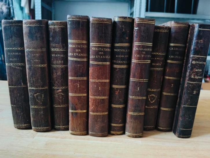 Antieke religieuze boeken in leer ca. 1830 – 9 delen, Antiek en Kunst, Antiek | Boeken en Manuscripten, Ophalen of Verzenden