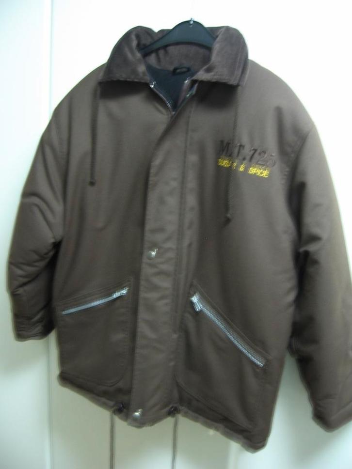 Donkerbruine winterjas met gele print voor boys, 164 NIEUW, Enfants & Bébés, Vêtements enfant | Taille 164, Neuf, Manteau, Enlèvement ou Envoi