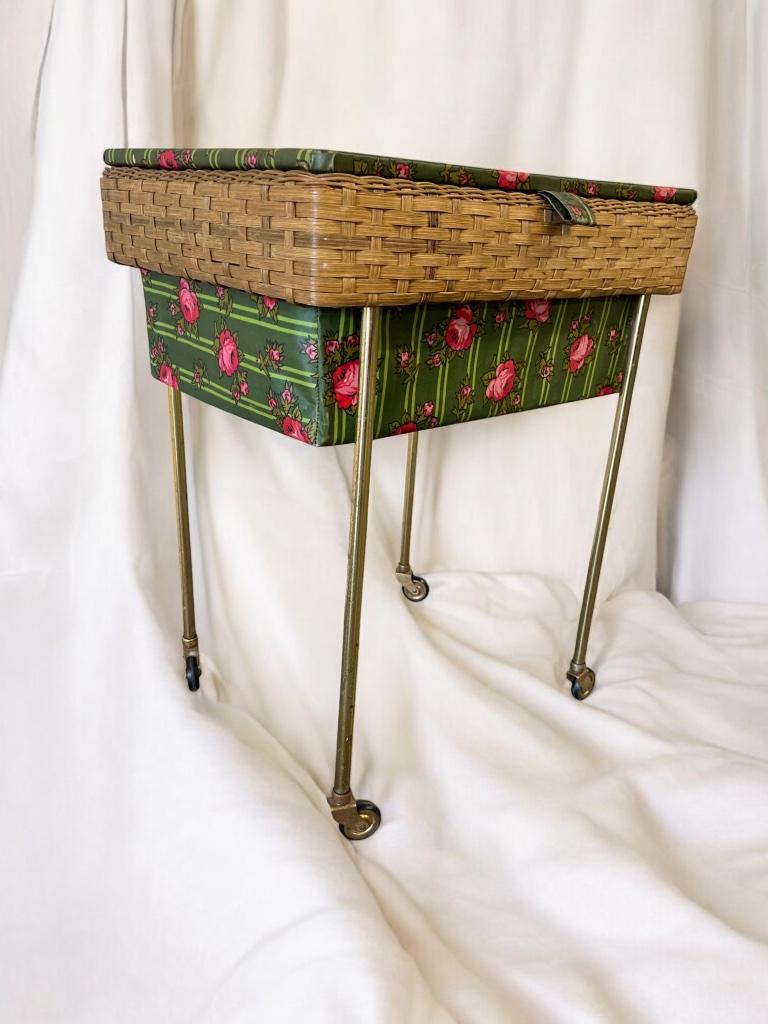 boîte à couture vintage/boîte à matériel sur roulettes, Hobby & Loisirs créatifs, Couture & Fournitures, Utilisé, Autres types