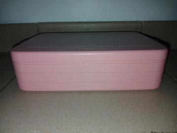 Roze brooddoos met vakjes beschikbaar voor biedingen