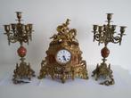 garniture de cheminée avec chandeliers, Antiquités & Art, Antiquités | Horloges, Enlèvement ou Envoi