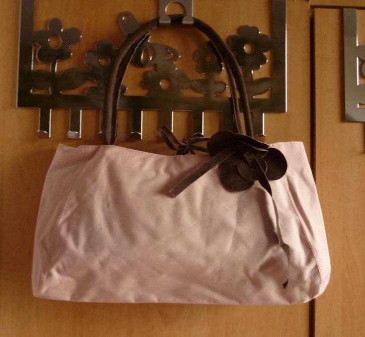 Roze handtas met lederen bloem handvaten en sluitlint, Handtassen en Accessoires, Tassen | Damestassen, Handtas, Roze, Ophalen of Verzenden